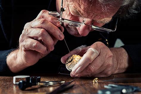 how much does a watchmaker earn